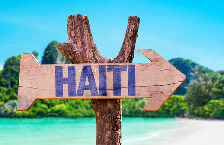 海地木牌与海滩背景图片