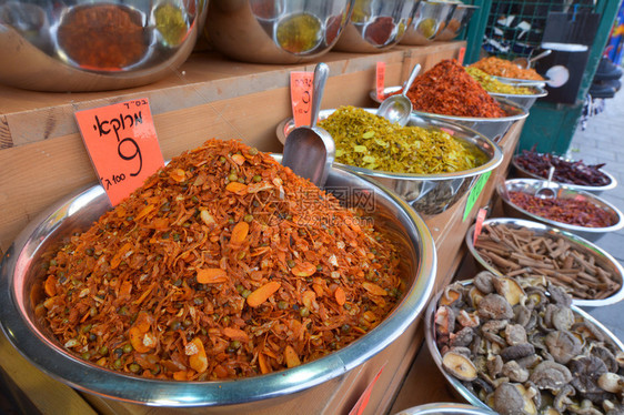 选择在以色列公开市场上展示的香料食图片
