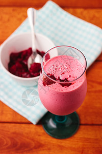 玻璃杯中健康的粉红草莓背景图片