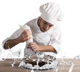 糕点师用奶油装饰蛋糕图片