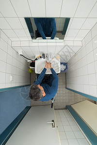 轮椅上的残疾人在浴室洗手图片