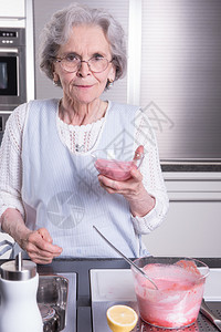 活跃的女前辈在厨房里背景图片