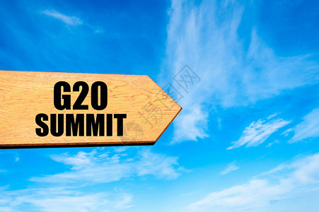 指向目的地G20SUMMIT的木制箭头标志反对清澈的蓝天图片