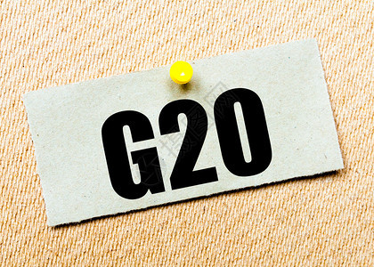 用G20字钉在软木板上的循环纸条背景图片