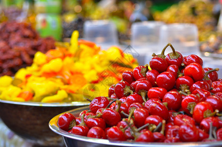 在以色列特拉维夫食品市场上展示的采摘蔬菜西红柿和西红柿图片