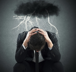 人头顶乌云照片  |犁过的田野上空的乌云照片  |乌云天在街上牵手的一