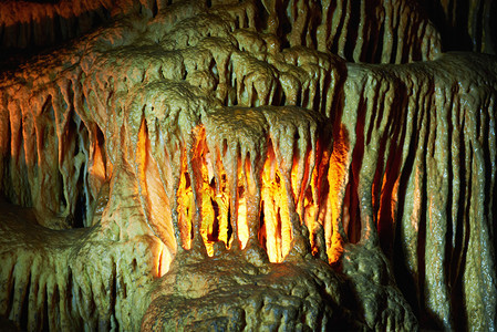 独特的洞穴形成大石stalagmites和柱状物用蜡烛光图片