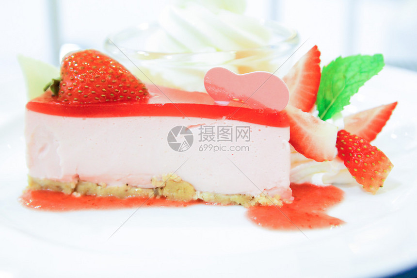 草莓酸奶芝士蛋糕白图片