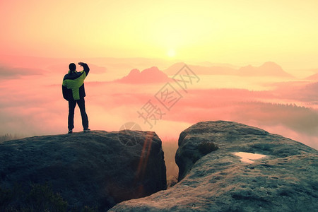 孤独的瞬间人类在岩石帝国上守护着雾图片