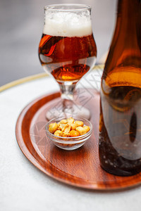 桌上放着啤酒和坚果的玻璃杯图片