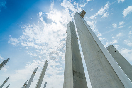 建筑工地新建筑的钢筋混凝土桩图片