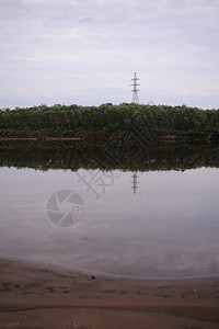 河岸与地平线上的电力线图片