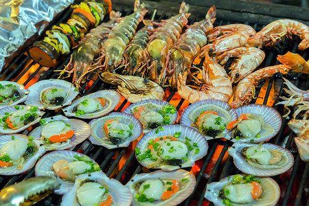 烧烤炉上的海鲜食物夏季烧图片