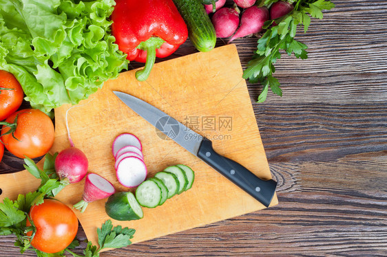 切割板上的新鲜有机蔬菜和咸菜及图片