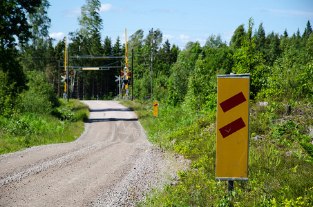 在瑞典的夏季风景中铁路段交叉处有警示交通信背景图片