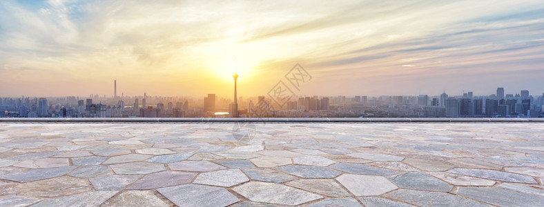 全景天际线和空砖广场的建筑物图片