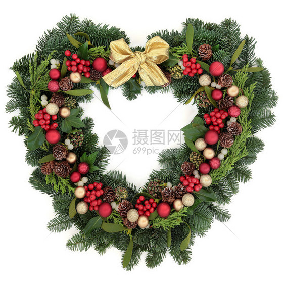 圣诞之心塑造的花圈有金丝结弓霍利寄生虫和冬绿在图片