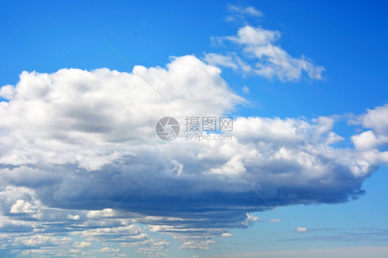 蓝色天空上飘浮的云图片
