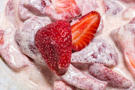 关闭美味草莓奶油和蛋白酥皮伊顿混乱甜点图片