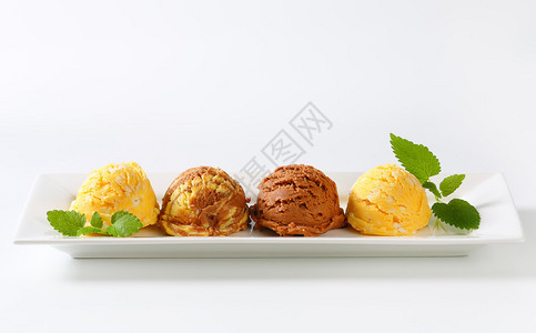 长盘上的冰淇淋勺图片