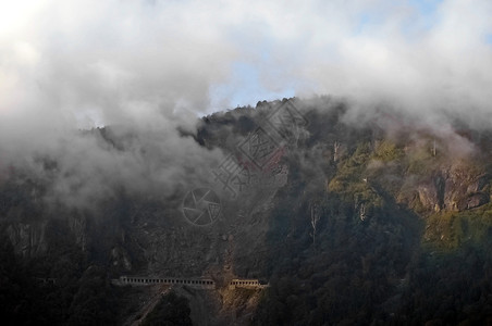 晚上在雾山峰顶的陡峭隧道图片