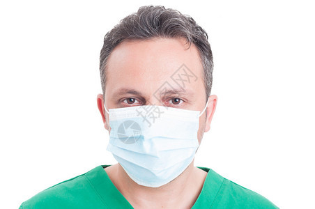 一名身戴白背景孤立外科面具的医生图片