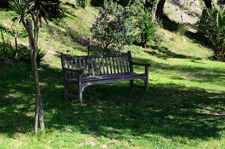 坐在花园里舒适的长凳上图片