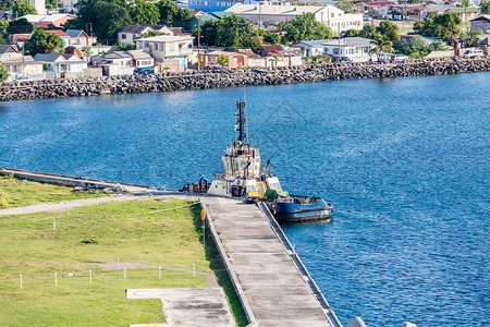 拖船停靠在圣基茨的一个码头图片