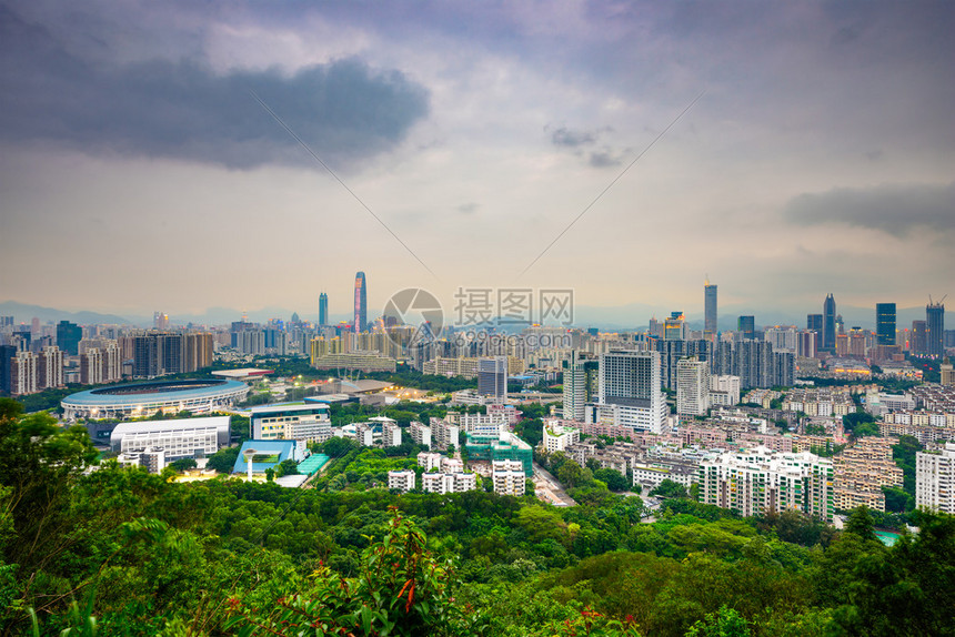 深圳黄昏的城市天际线图片