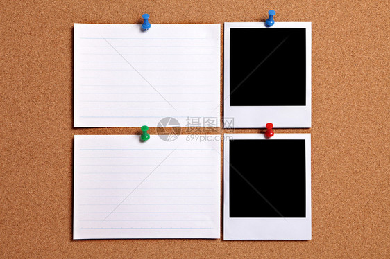 空白的照片指纹和白色信息卡被钉在cork通知板上图片