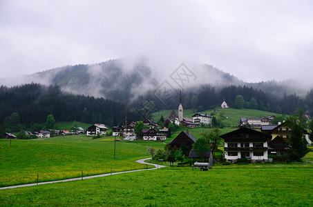 有山的小村庄在雨中图片
