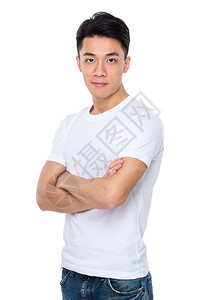 身穿白色t恤双臂交叉的亚洲年轻人图片