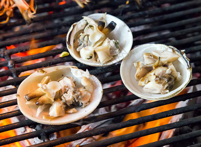 烧烤炉上的海鲜食物夏季烧图片