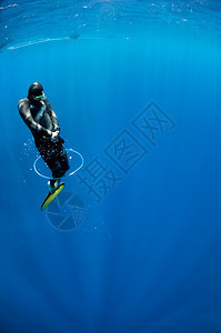 Freediver试图在埃及Dahab的蓝洞深图片