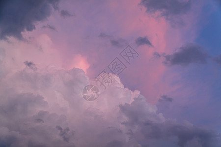 暴风雨厚的云层在夏日被太阳照亮图片