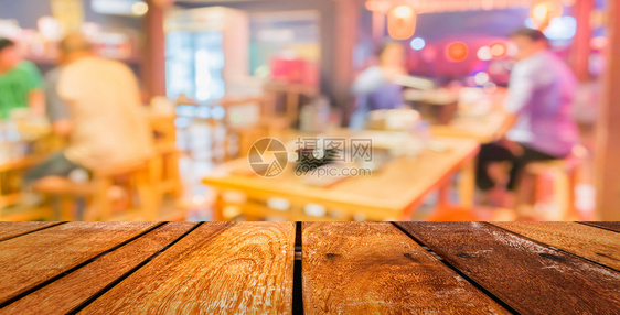 Japan餐厅客户的模糊背景图像与bokeh相模糊的背景图片