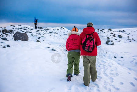 一群匿名的雪山登者图片