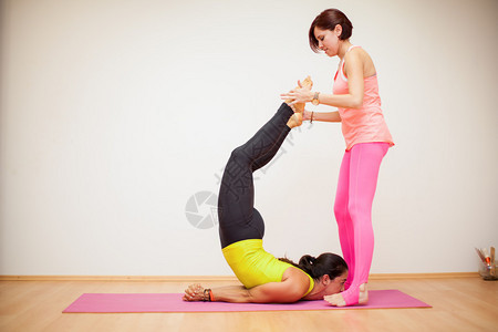 一名女瑜伽教官帮助有难容貌的学图片