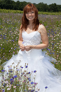 走在花草甸的年轻新娘图片