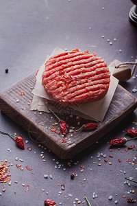 Raw土生牛肉汉堡牛排切菜用旧木板补图片