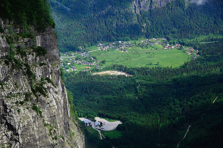 山中的悬崖和美丽的绿色景观图片