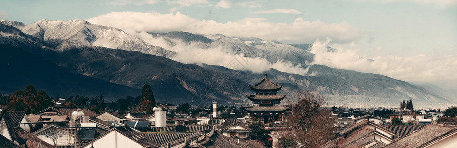 云南玉龙雪山大理古城屋顶景观与多云的苍山云南背景