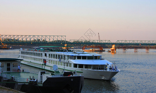 船驶入多瑙河港口图片