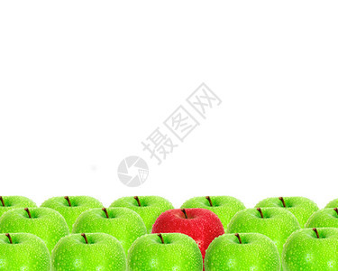 红苹果放在绿苹果中的白色背景上图片