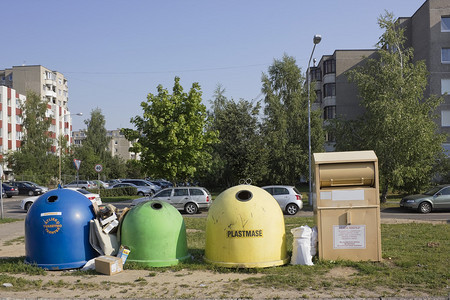宿舍区的垃圾场炎热的夏日没有徽标或商标立陶宛铭文塑料纸张衣服和图片