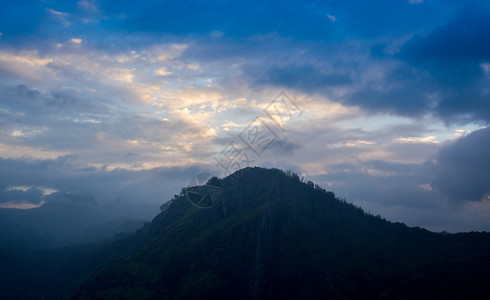 夏山绿草蓝天风景图片