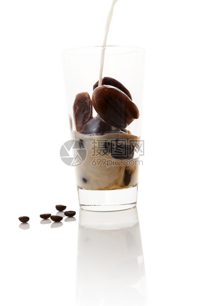 将牛奶倒在白色背景上的玻璃咖啡豆形式的冷冻咖啡上图片