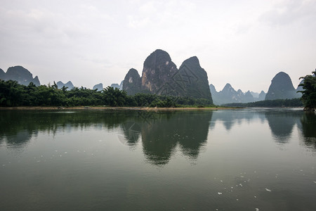 桂林著名的20元钞票场景在黎河平静的清晨拍摄在夏季背景