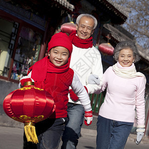 家庭庆祝新年图片