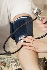 女医生使用血压计图片